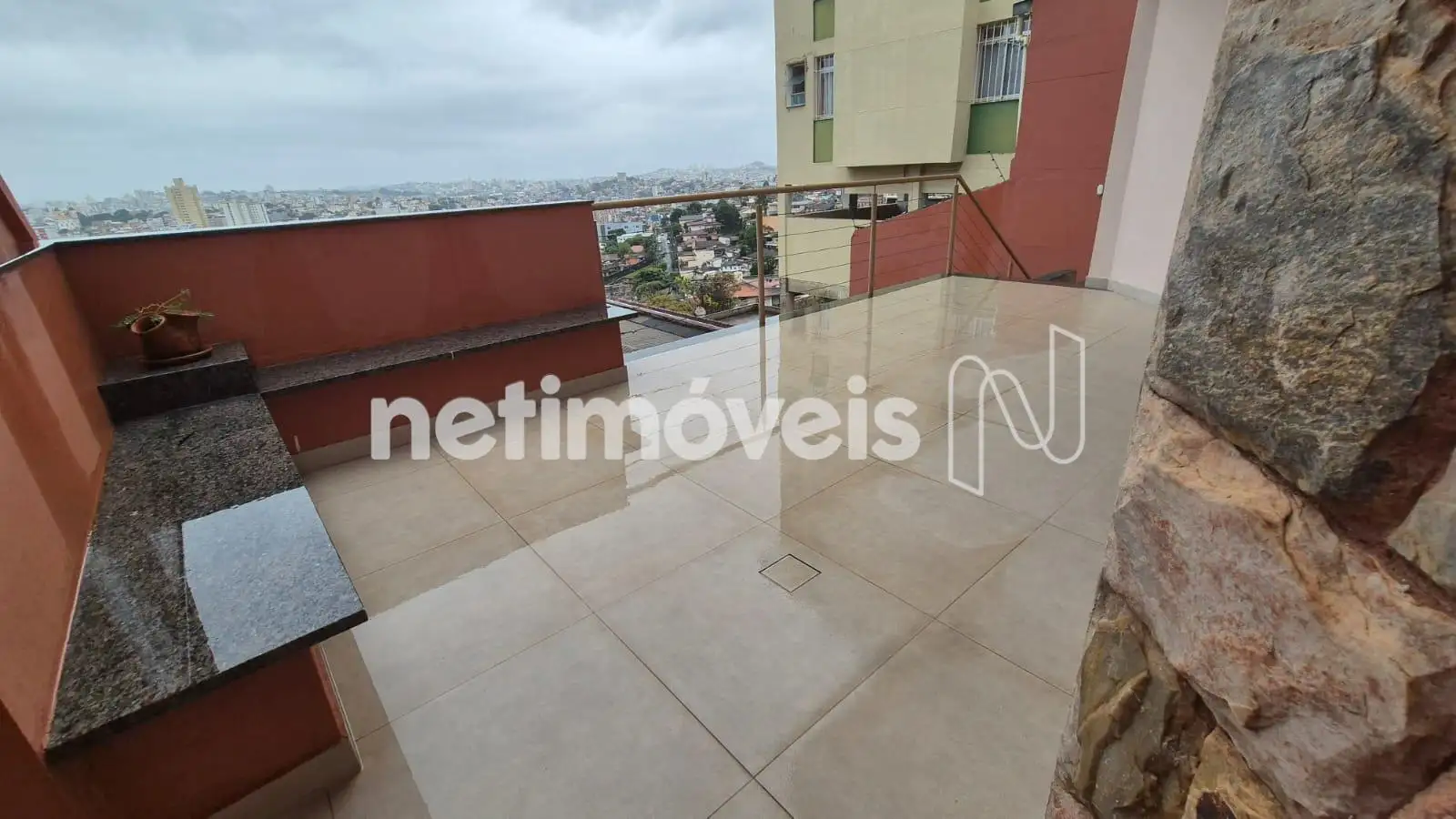 Varanda em frente a sala de ginástica