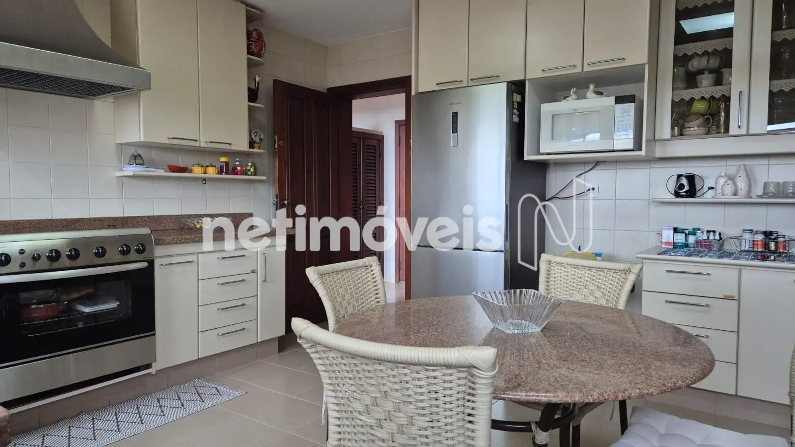 Cozinha ampla com armários planejados.