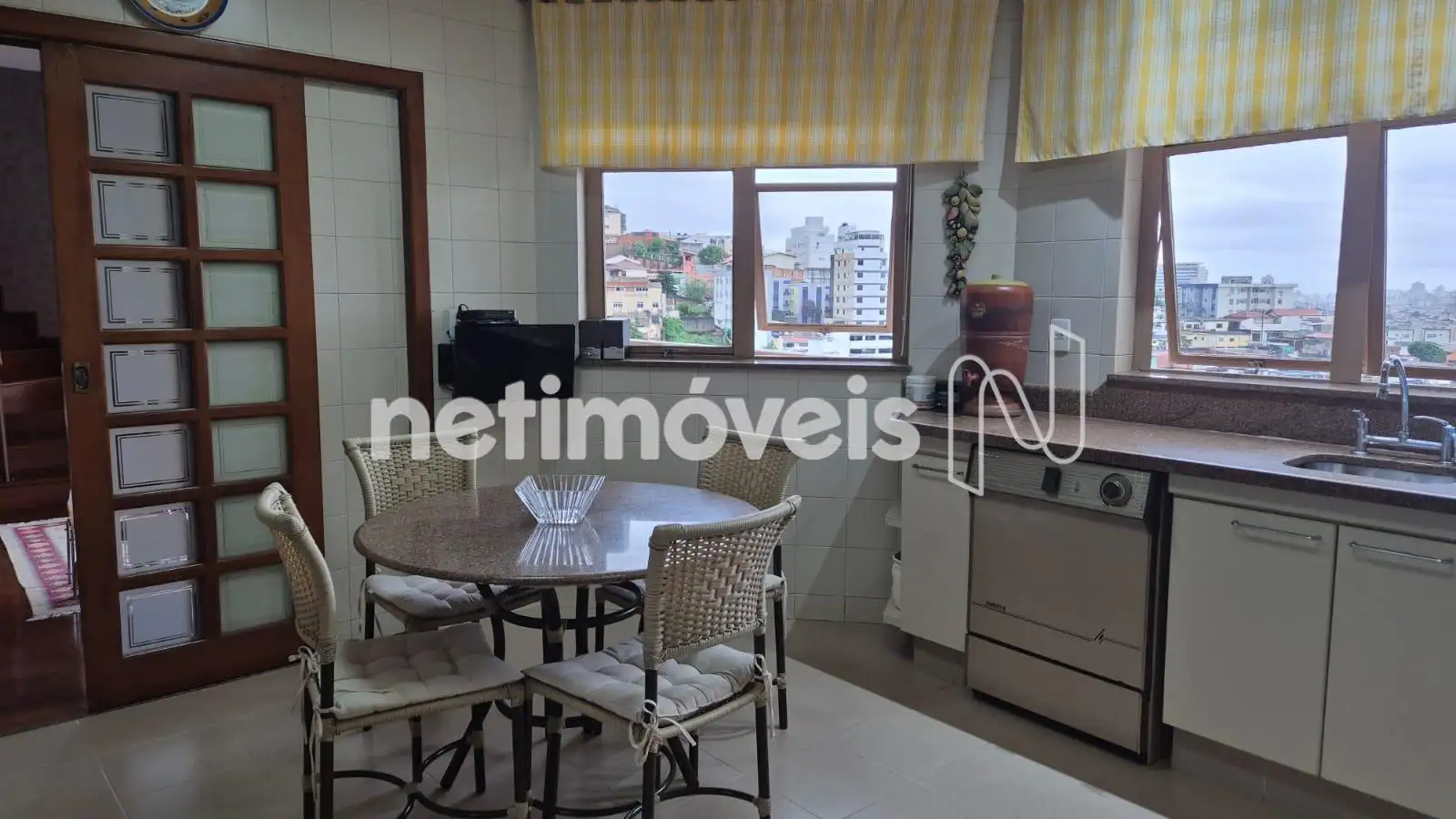 Cozinha ampla, clara e arejada.