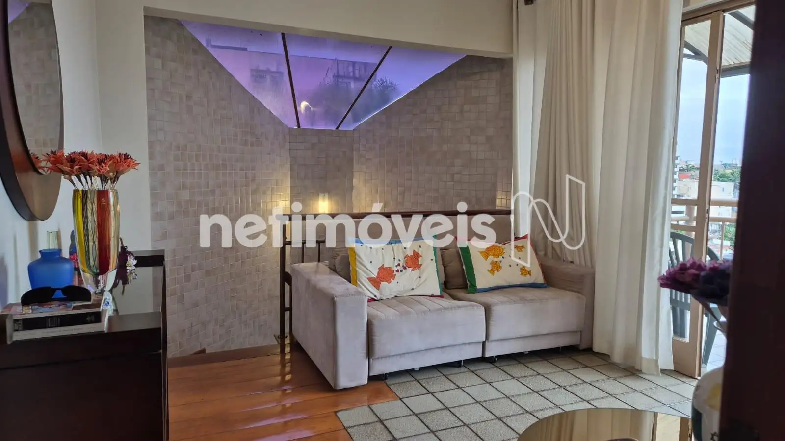 Sala de TV com clarabóia e varanda