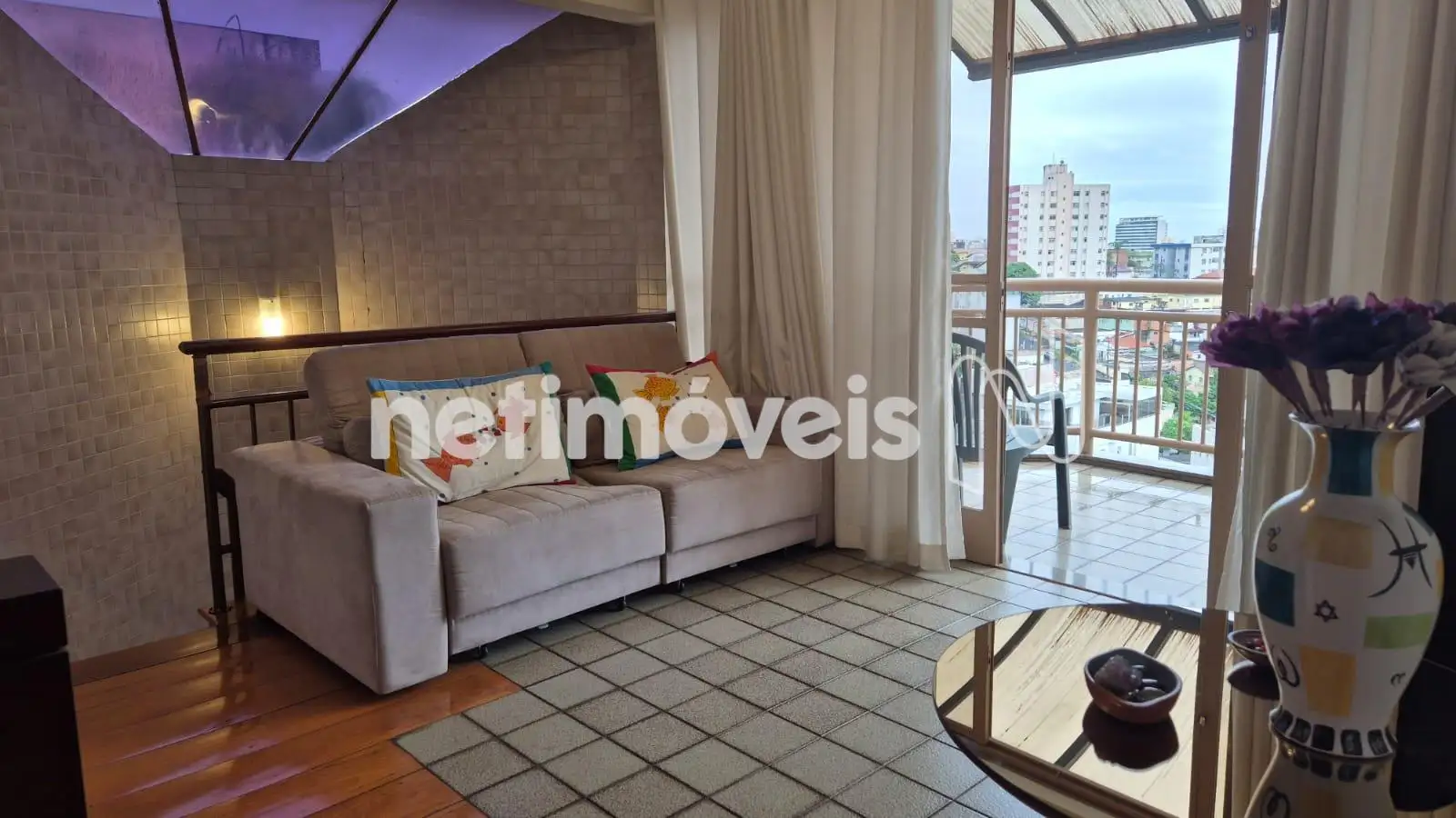 Sala de TV com clarabóia e varanda