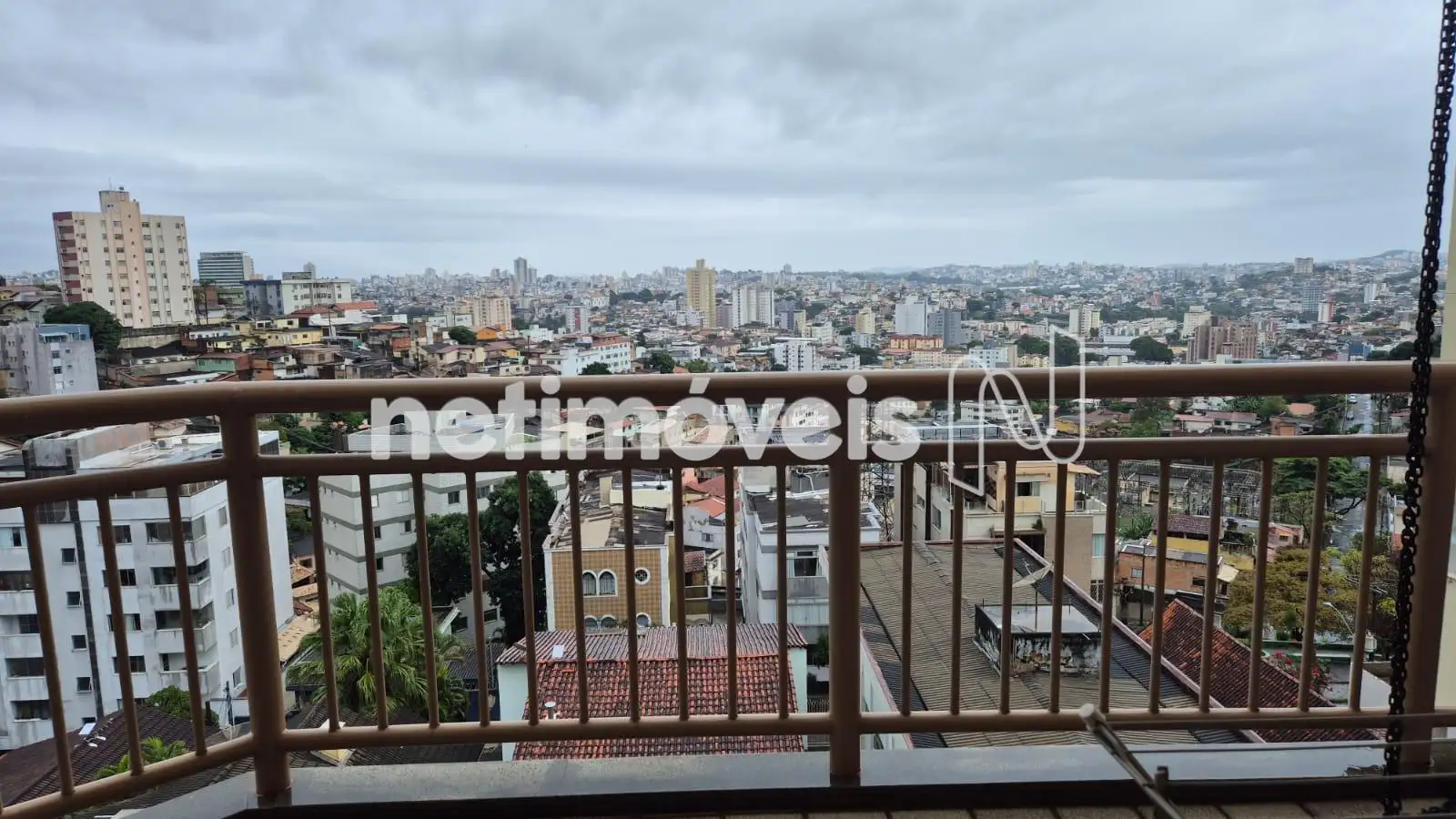 Varanda com vista maravilhosa para a cidade