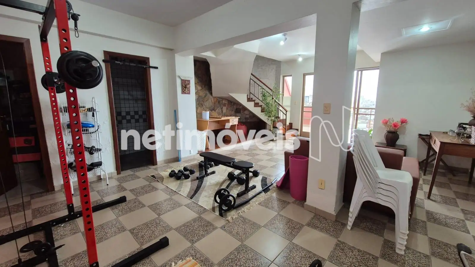 Sala ampla usada como academia e lavabo.