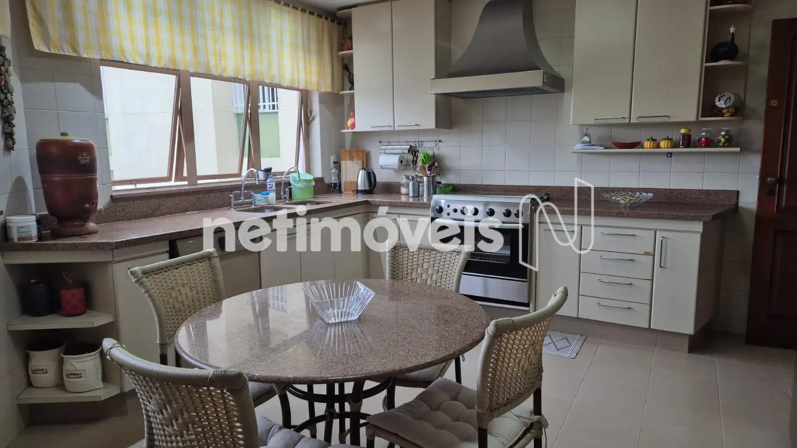 Cozinha ampla, clara e arejada.