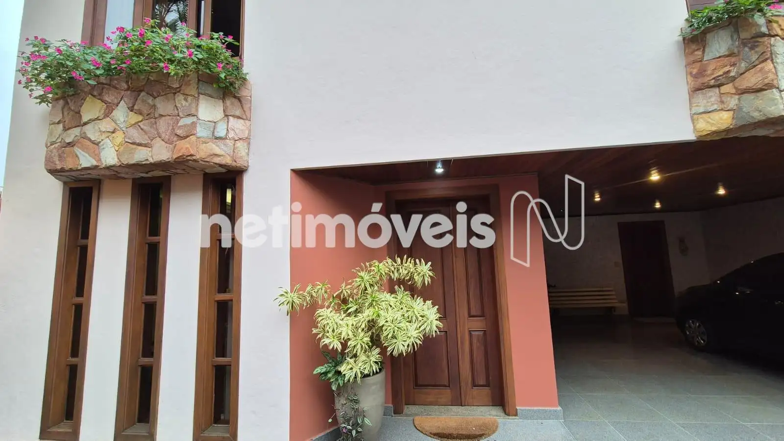 Entrada principal da casa e garagem