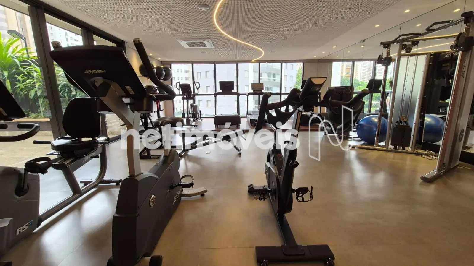 Academia com aparelhos Life Fitness