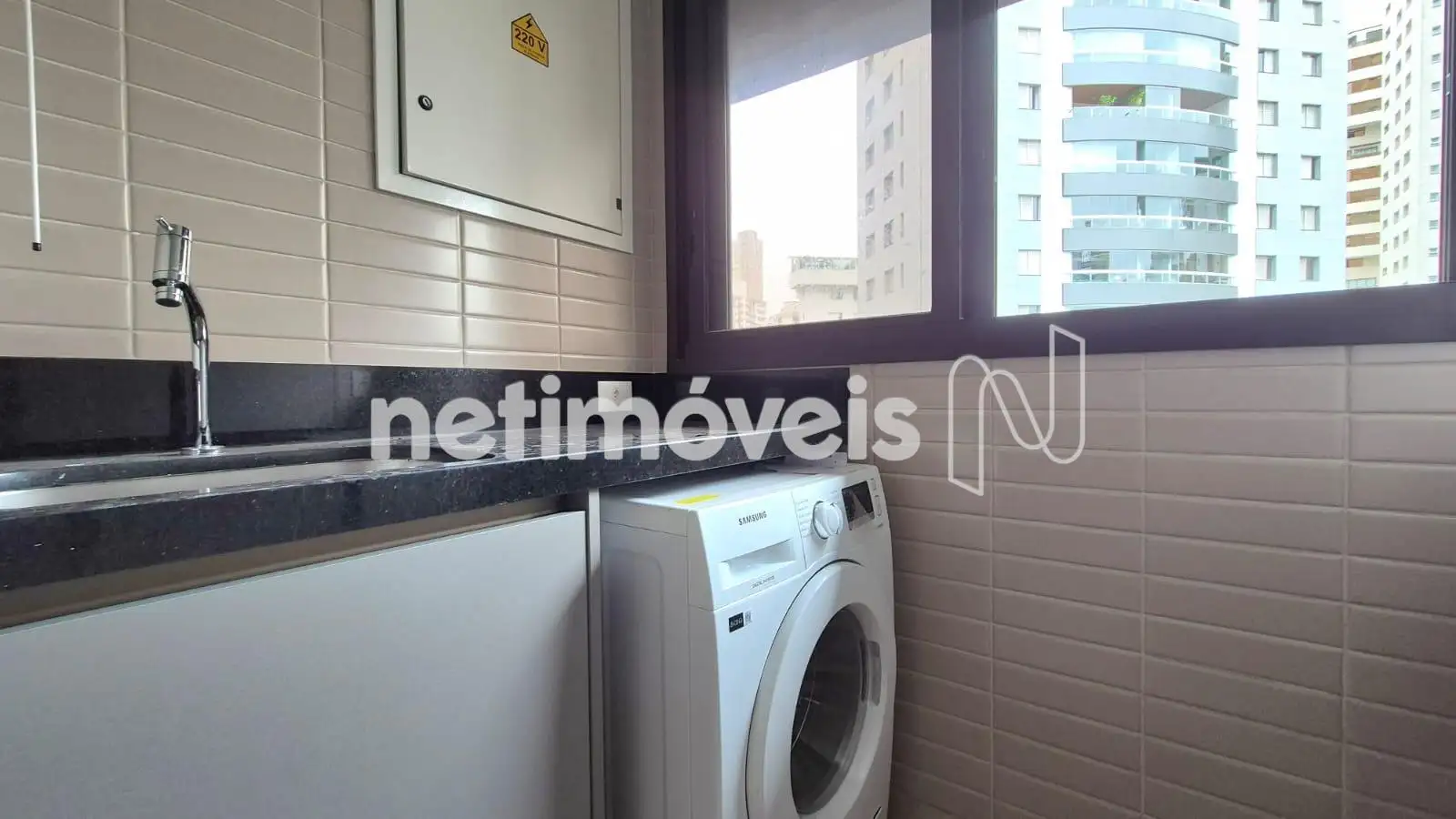 Área de serviço já c/ máquina de lavar roupa