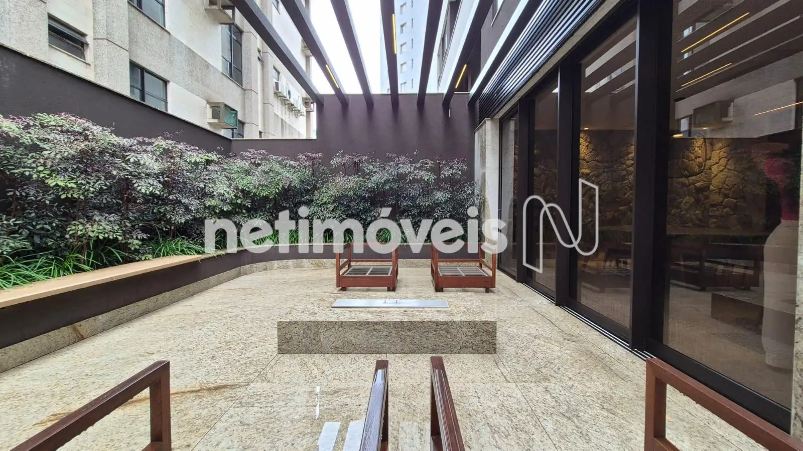 Varanda do espaço gourmet c/ lareira