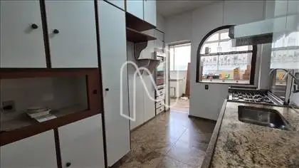 Cozinha ampla piso e bancada em granito