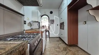 Cozinha ampla e cheia de armários