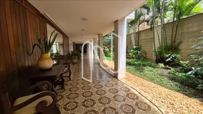 Hall de entrada do prédio jardim lateral