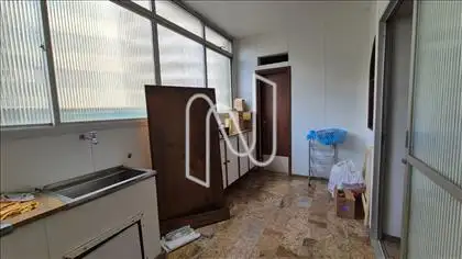 Área de serviço ampla clara e arejada