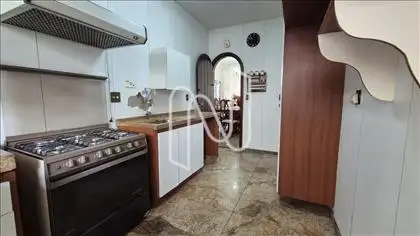 Cozinha ampla clara e arejada