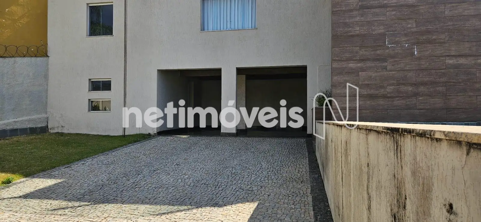 Garagem coberta e descoberta para 6 carros 