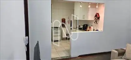 Cozinha com armários 