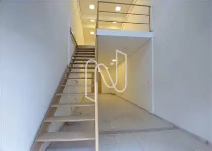  Escada de acesso ao mezanino