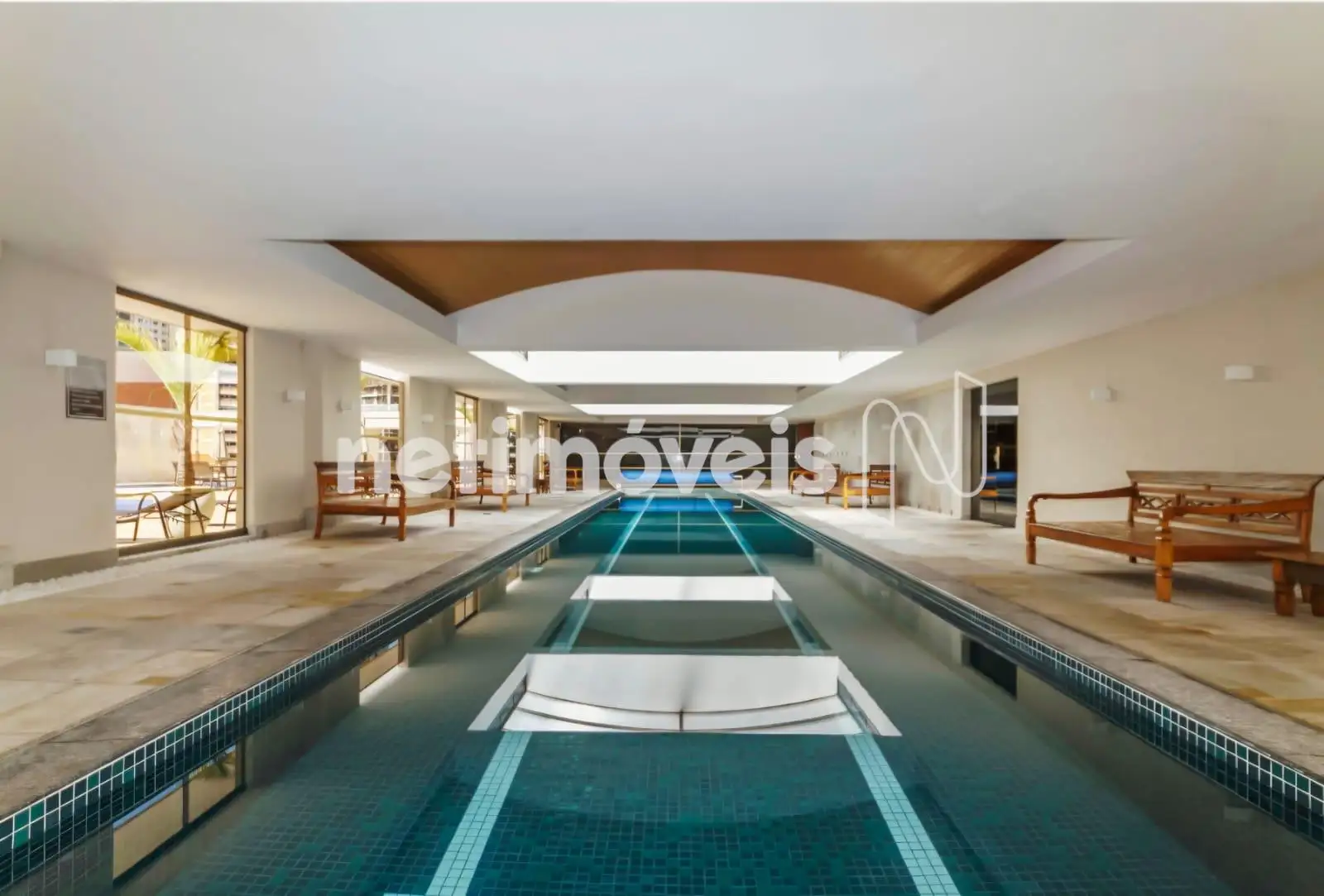 Piscina coberta com raia