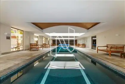 Piscina coberta com raia