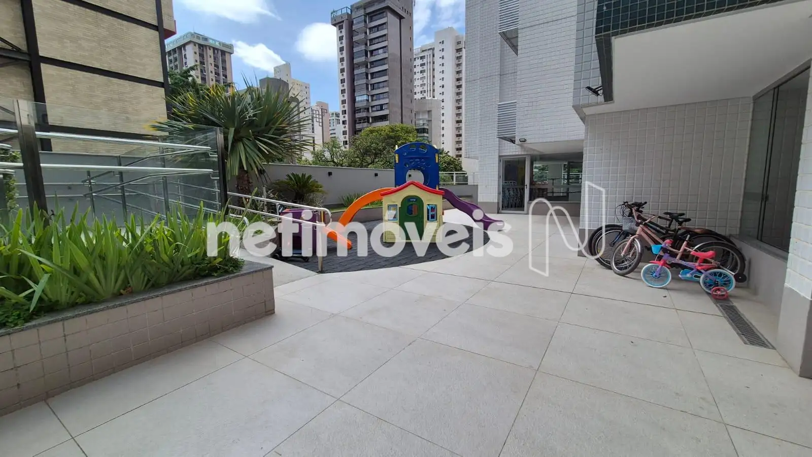 Área livre e espaço kids