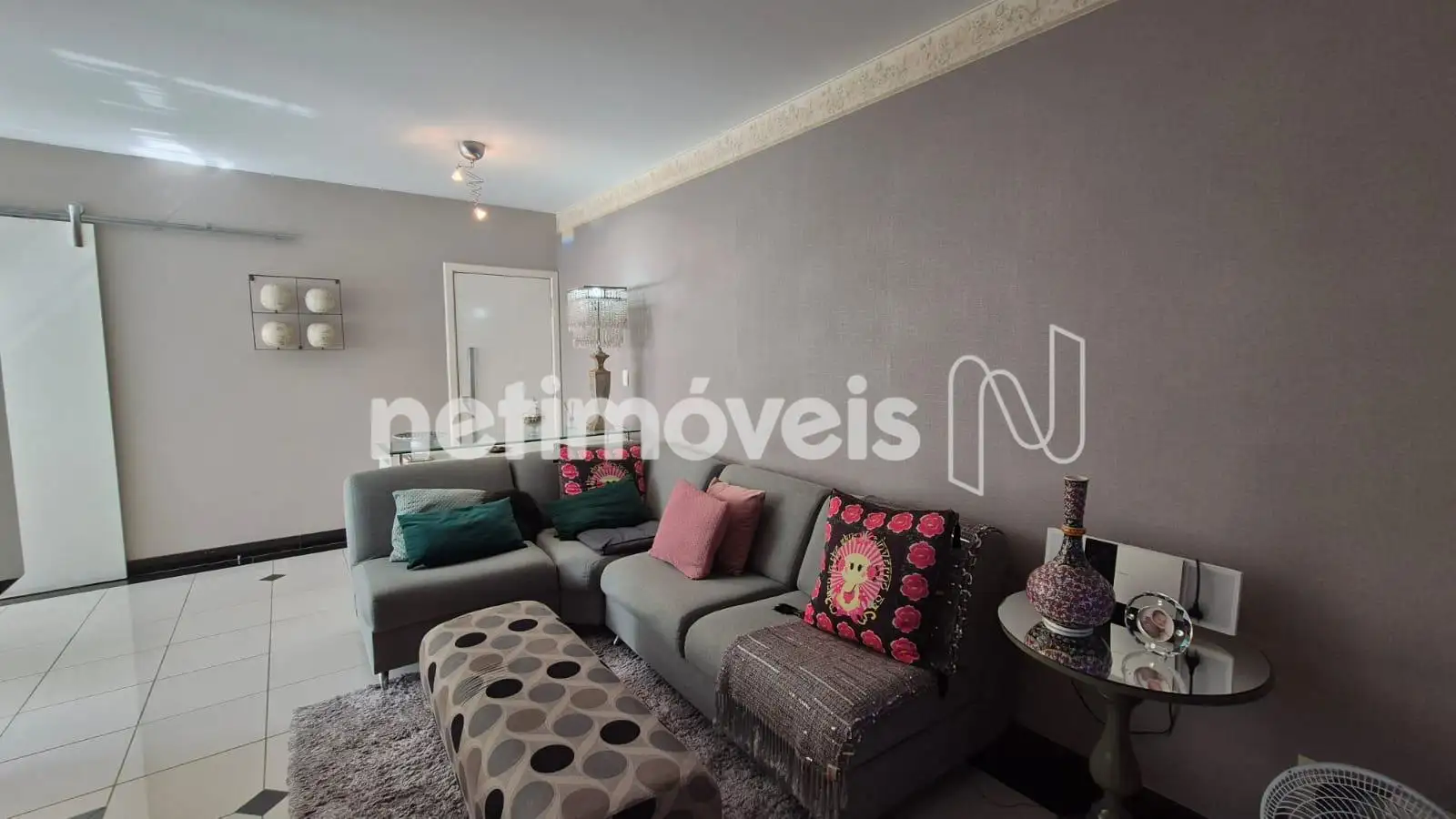 Sala de estar, visita e TV.