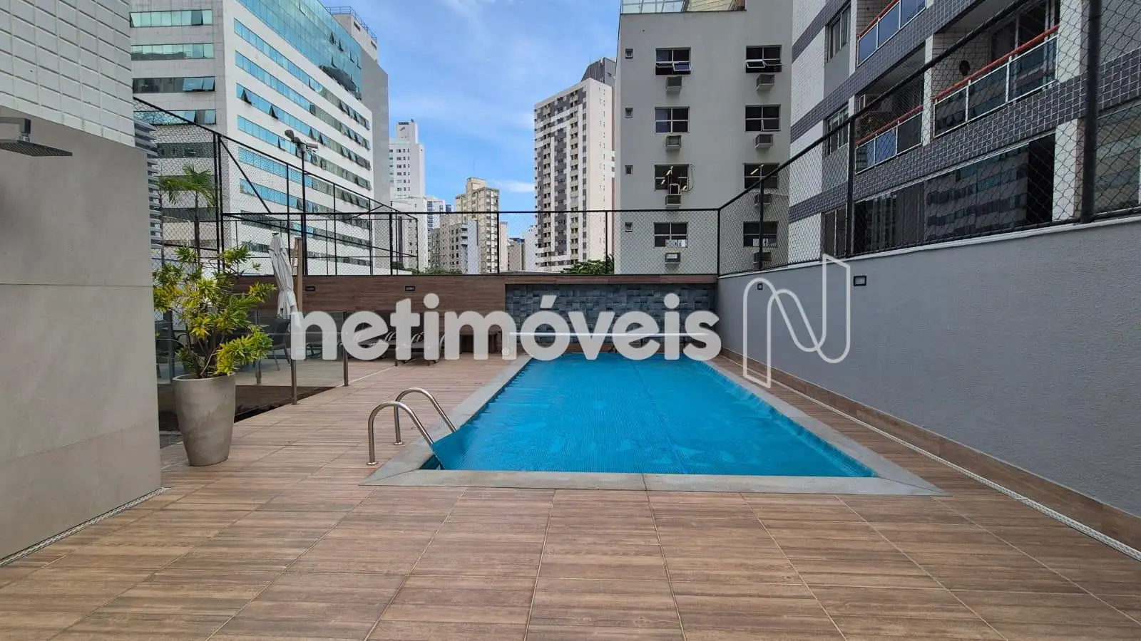 Piscina e chuverirão