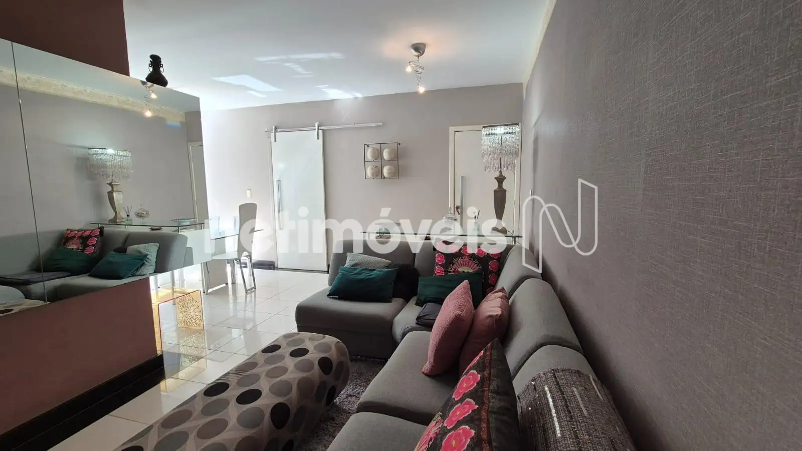 Sala de estar, visita e TV.