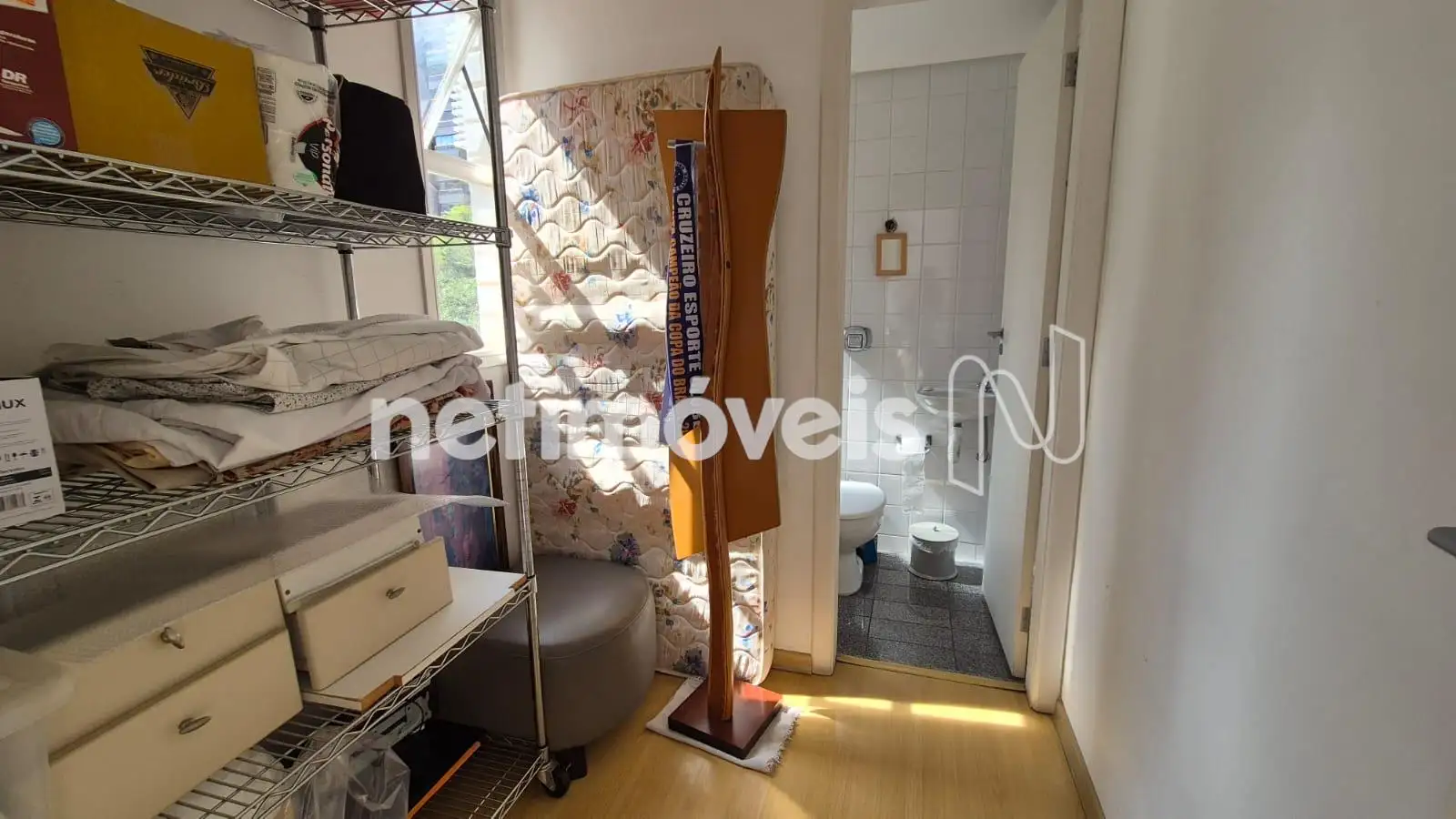 Quarto e banheiro serviço