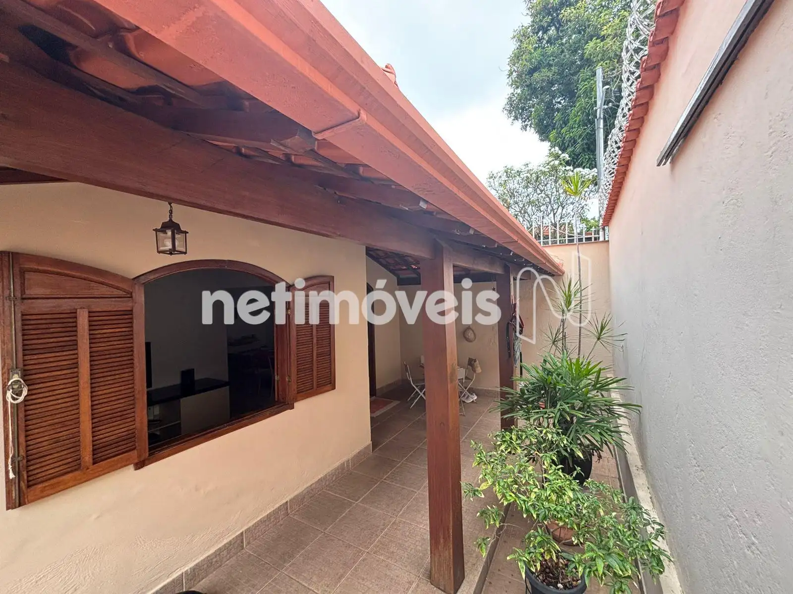 Entrada principal e  varanda