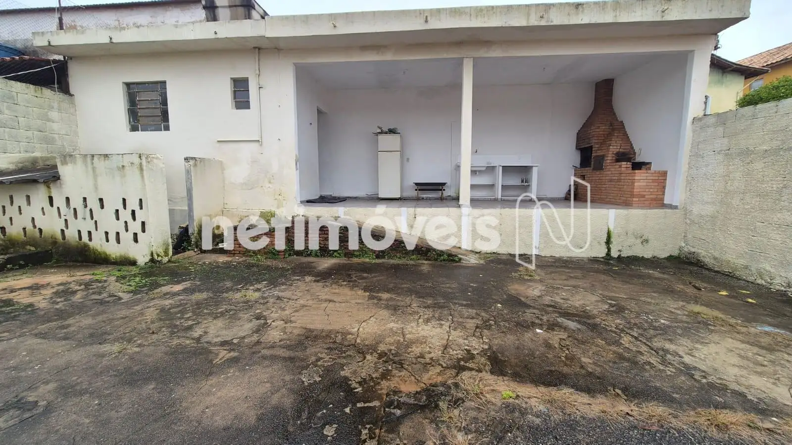 Quintal, canil e barracão