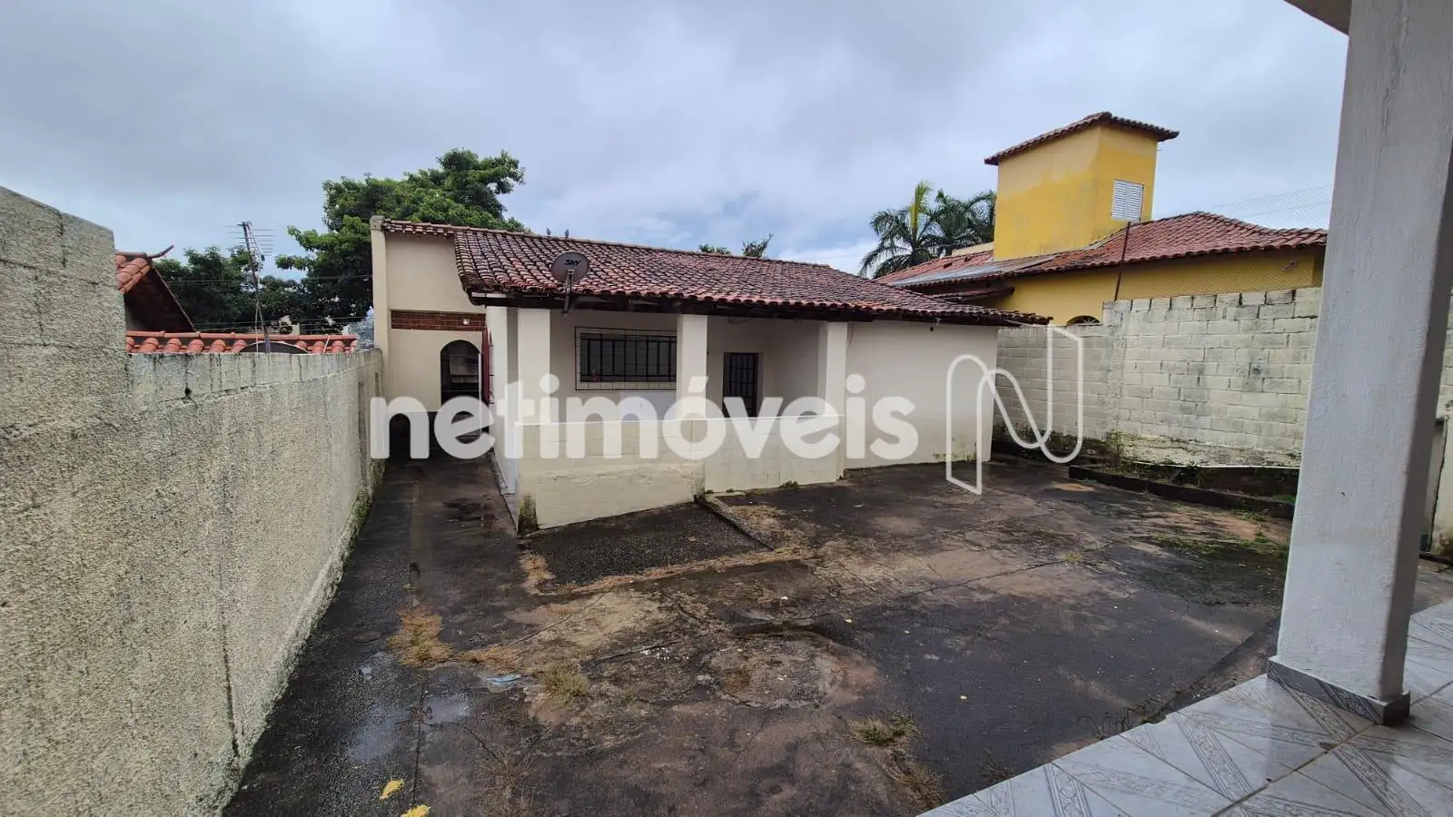 Quintal com vista fundos da casa.