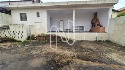Quintal, canil e barracão