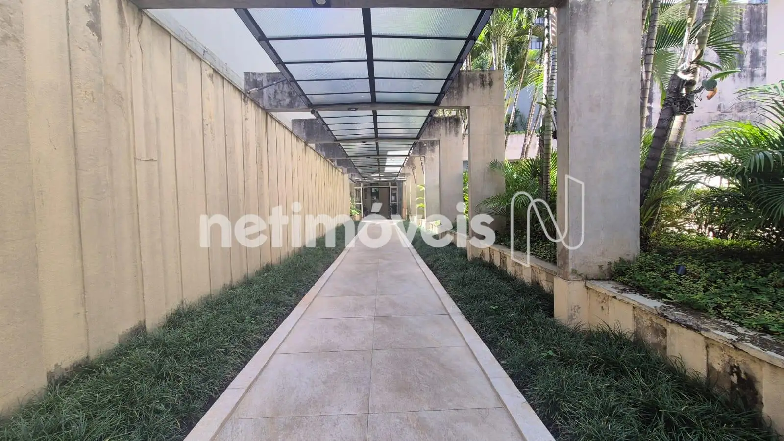 Entrada do edifício jardim lateral