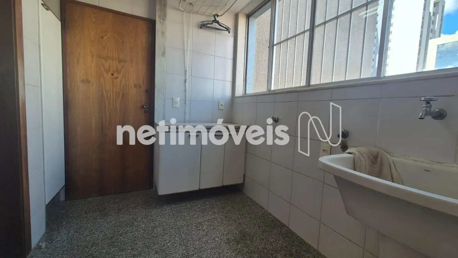 Ampla e arejada área de serviço