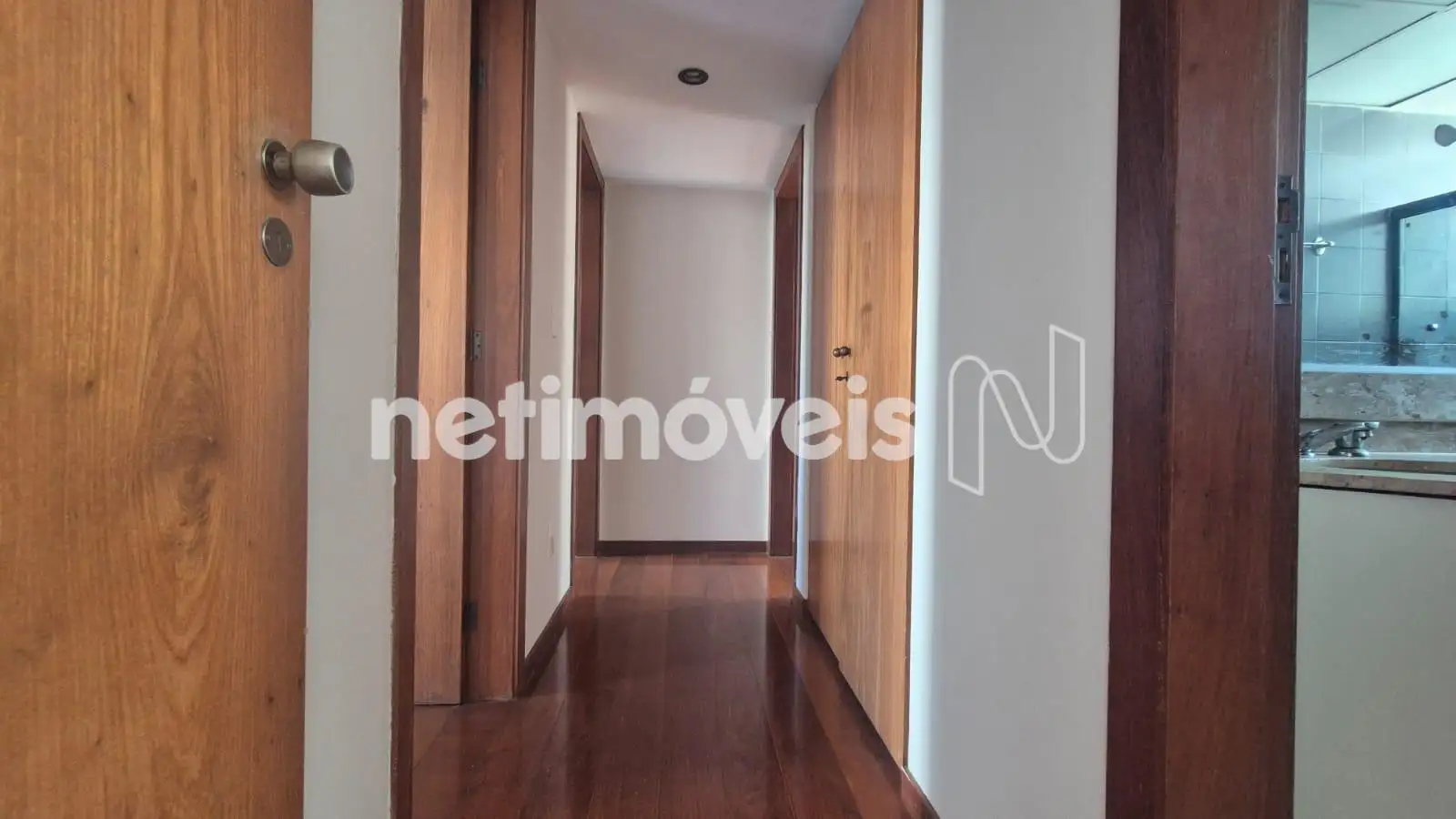 Entrada para a área íntima dop apto.