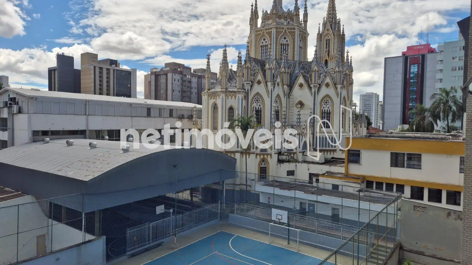 Vista da sala para a Basílica de Lourdes