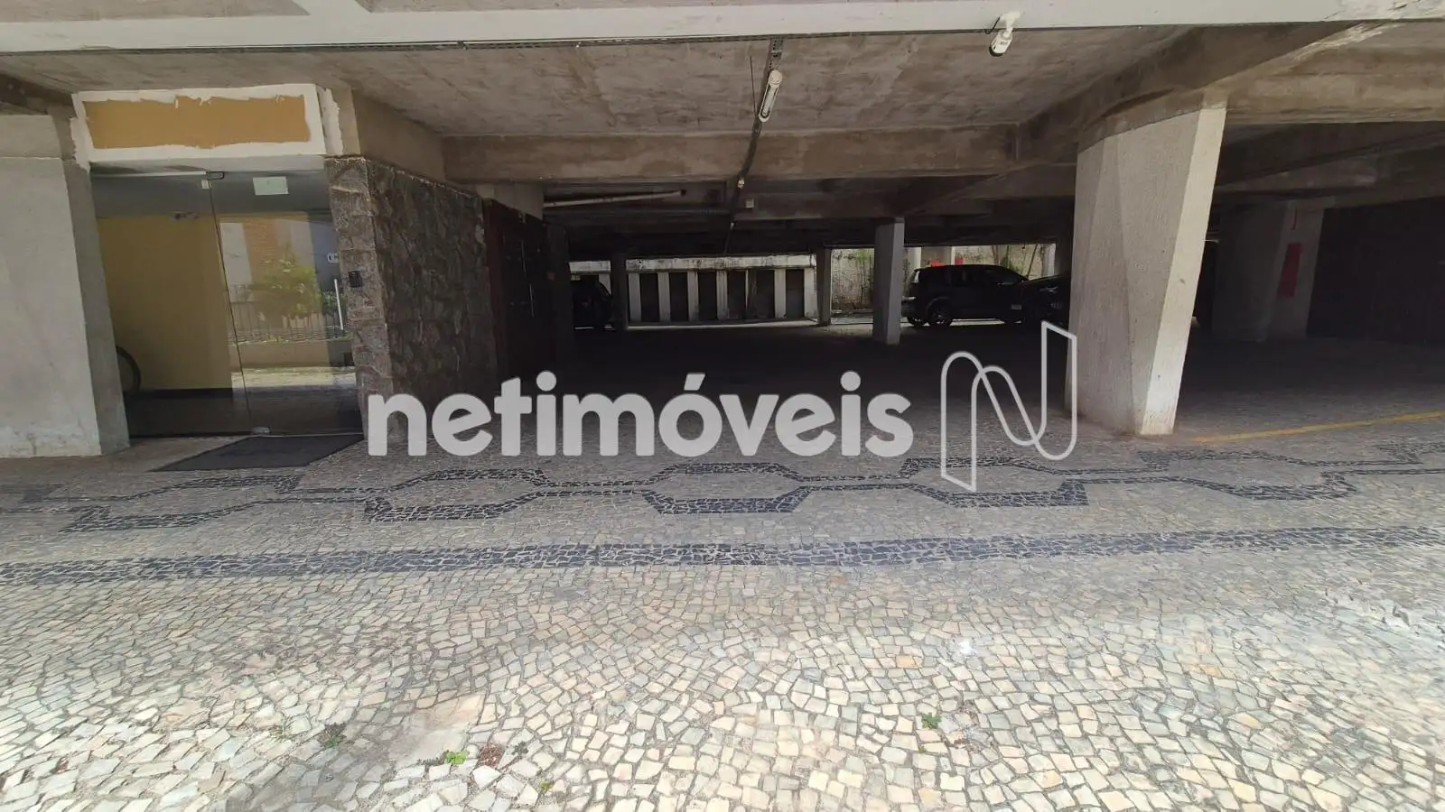 Garagem com entrada para os apartamentos 