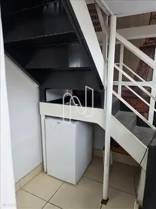 Escada de acesso para segundo piso