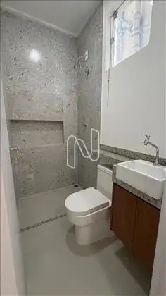 Banheiro com armário sob bancada