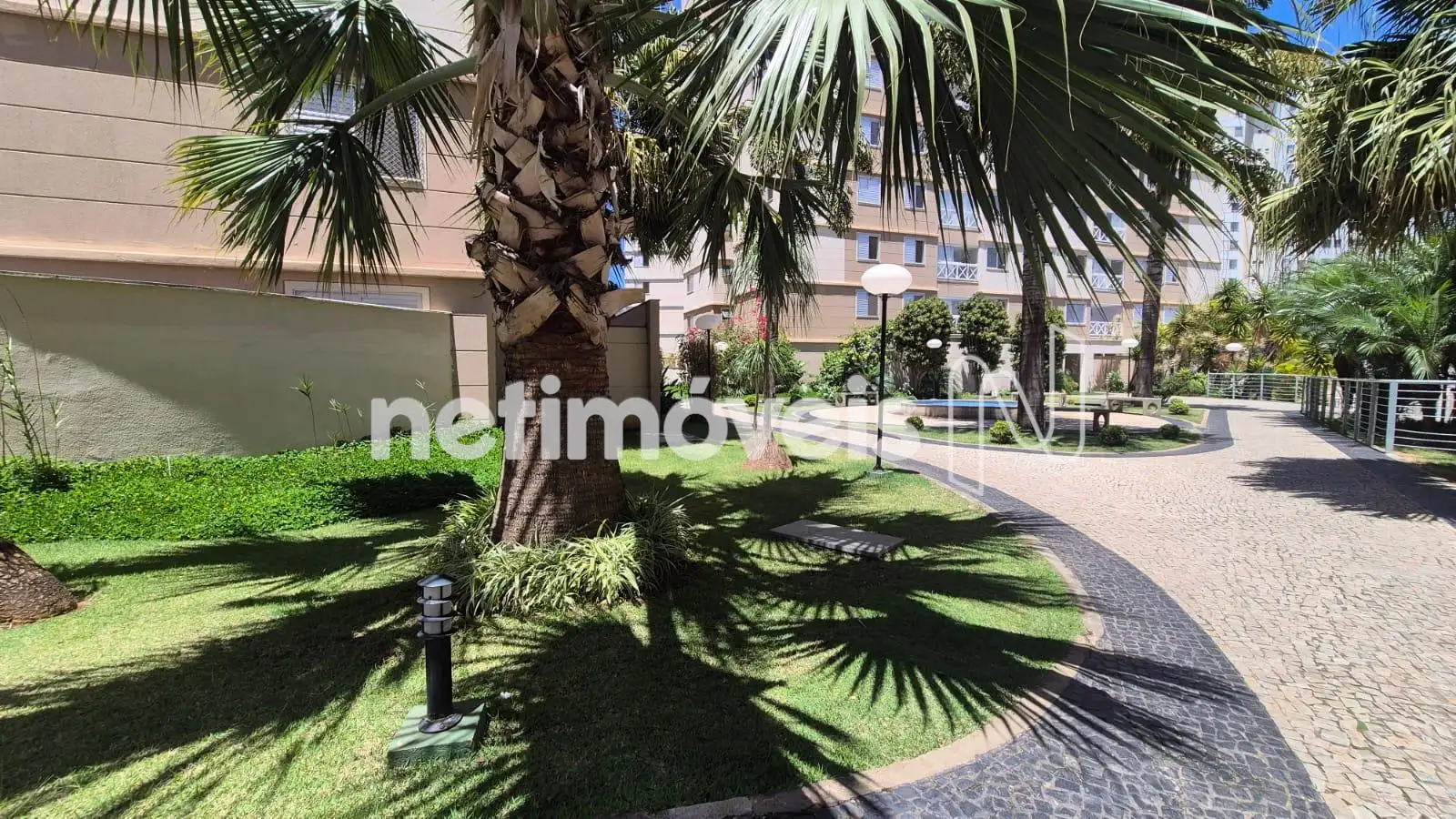 Área comum condomínio detalhe pracinha