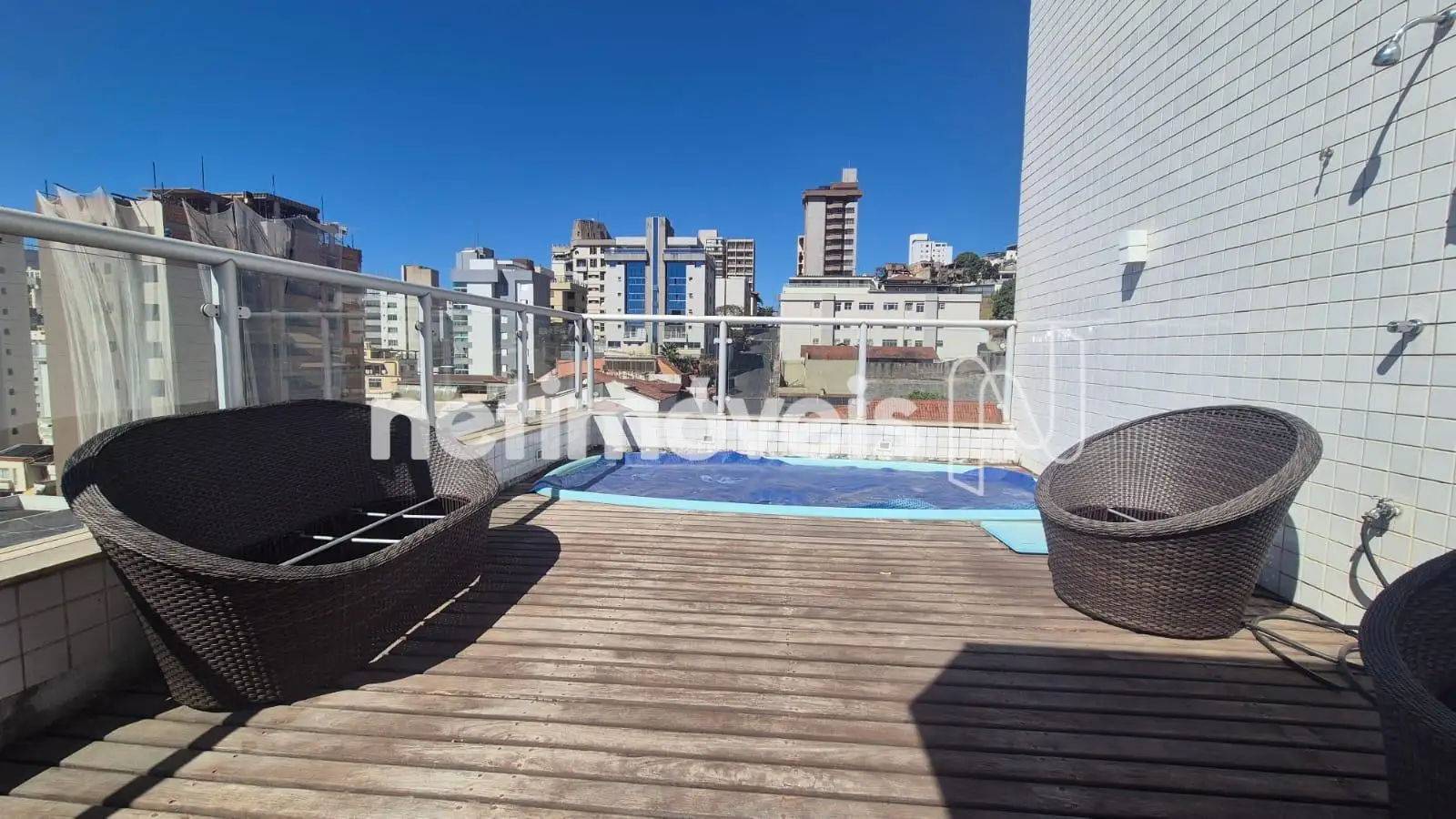 Deck com piscina aquecida