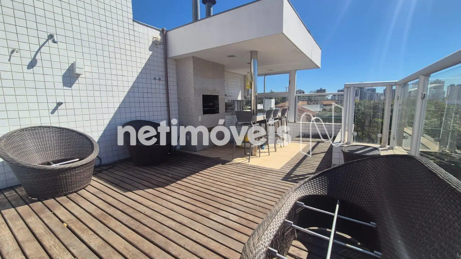 Deck com chuveirão e espaço gourmet