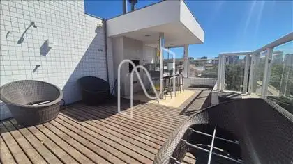 Deck com chuveirão e espaço gourmet