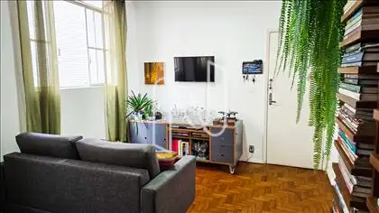 Sala com lindo chão de taco preservado