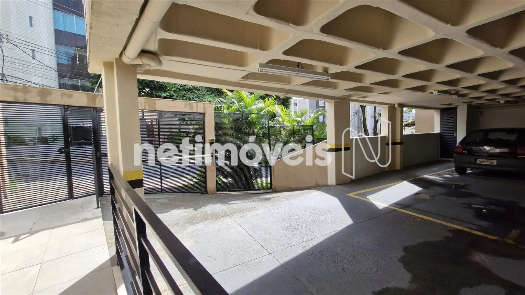 entrada vista do interior do predio