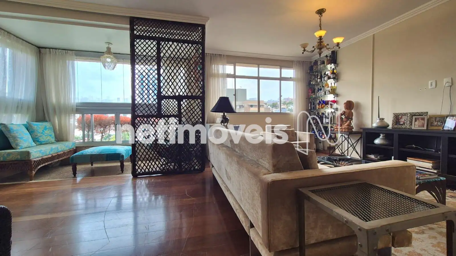 Sala vários ambientes com varanda integrada