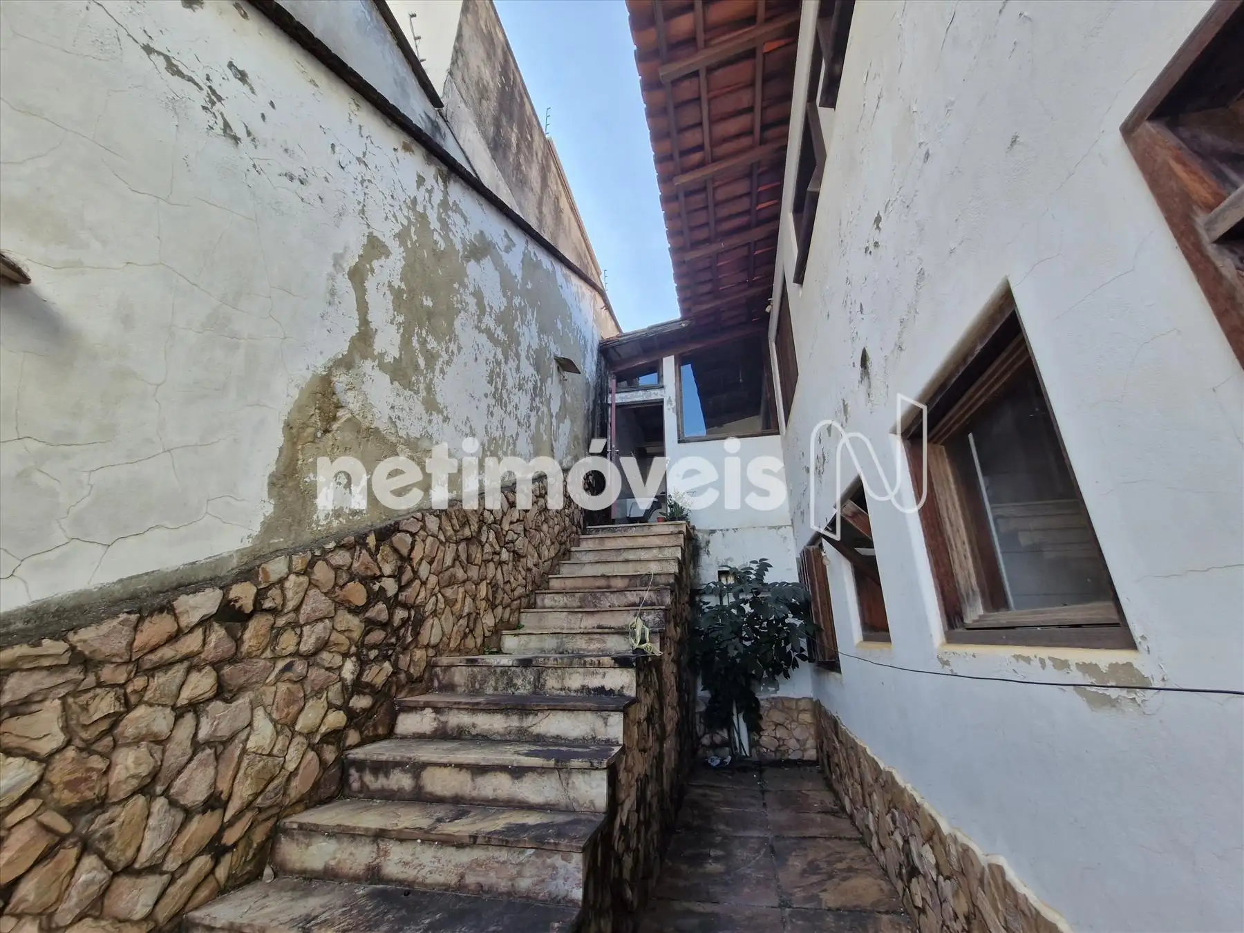 escada acesso - cozinha / quintal