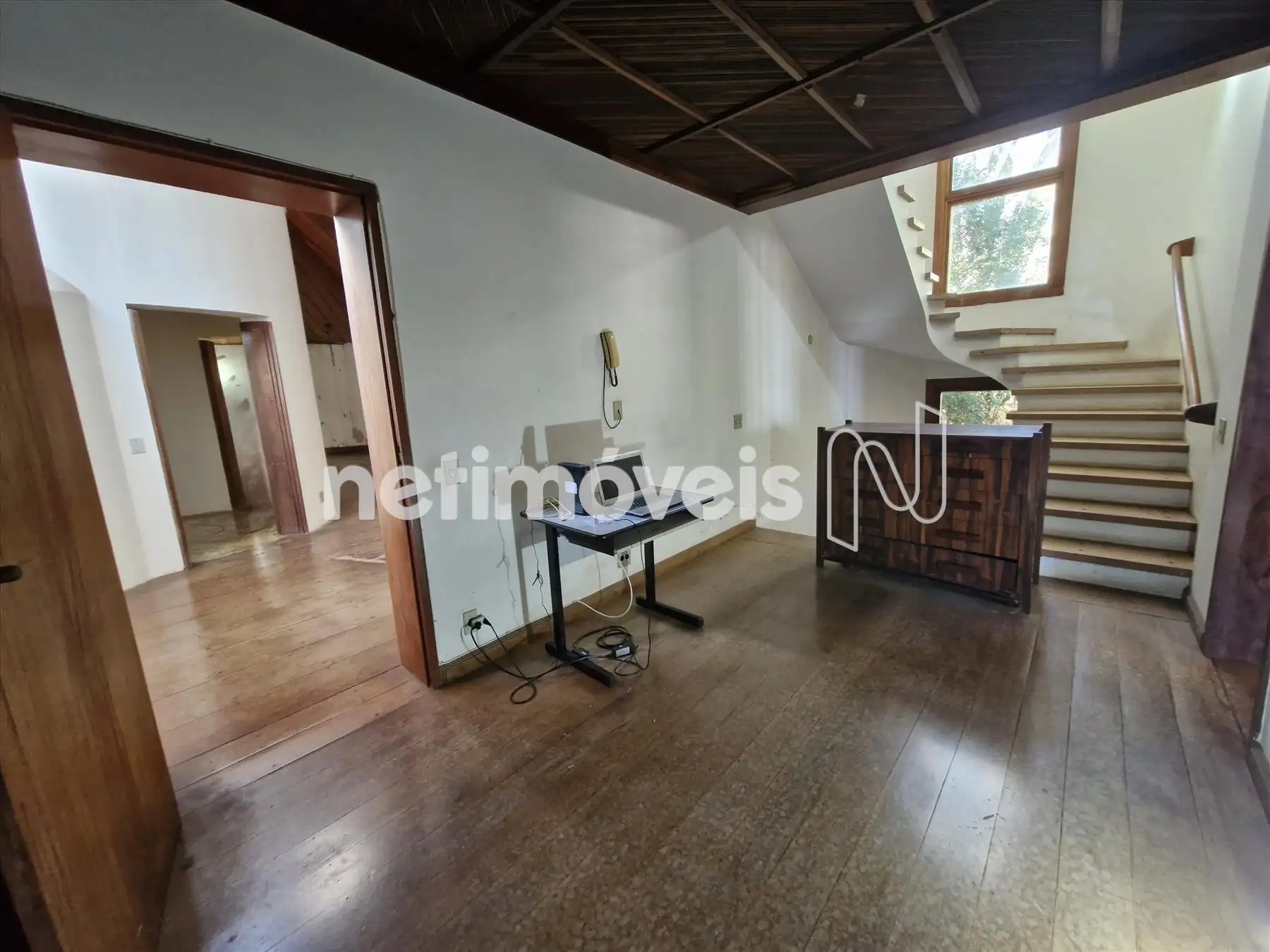 sala íntima e acesso ao piso superior