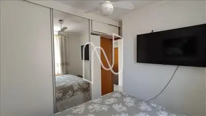  quarto com armário