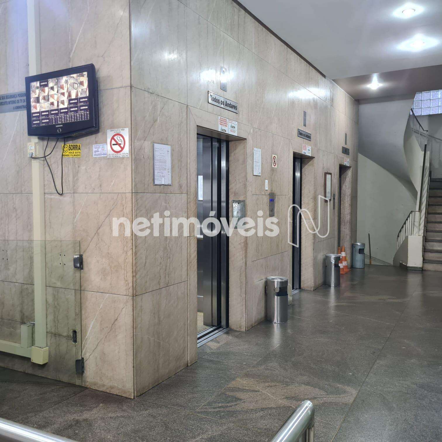 Entrada prédio comercial com 3 elevadores
