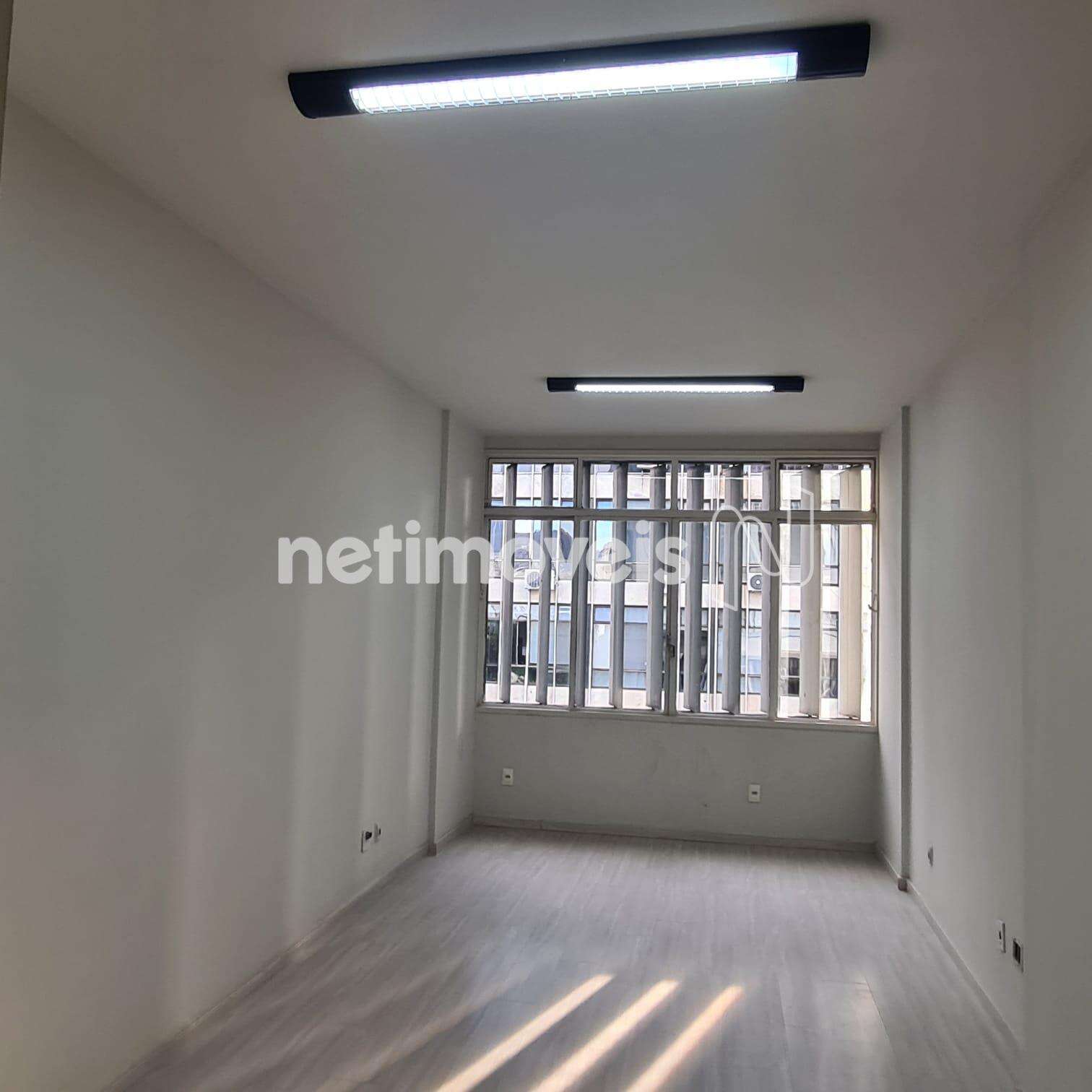 Janelões, persianas permanentes, sala ampla